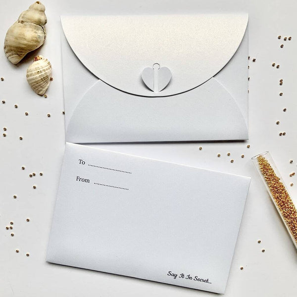 This pearl white gift envelope is closed with two flaps that form a heart shape, and you can personalise your gift with a 'To' and 'From' message.